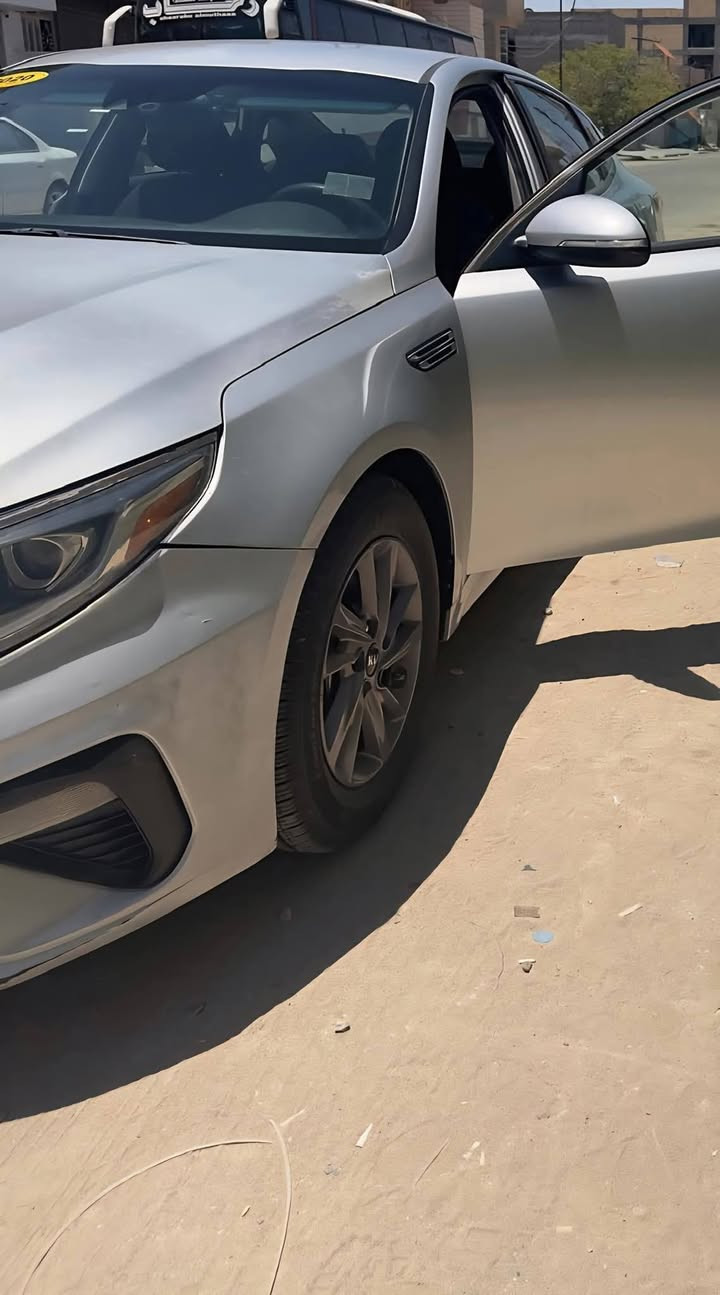كيا اوبتيما  موديل ٢٠٢٠ 
محرك ٢٤٠٠ GDI
ماشيه ٢٧ الف ميل
تحكم ستيرن -انظمة قيادة
رادارات جانبية وامامية وخلفية 
كاميرا-حساس خلفي 
نقطة عمياء -تحديد مسار - مانع تصادم
وارد امريكي حادثها بنيد فقط-صور الحادث مرفقة
السعر ١٣٨ 
عنوان السيارة كربلاء... رقم صاحب السيارة ***********
