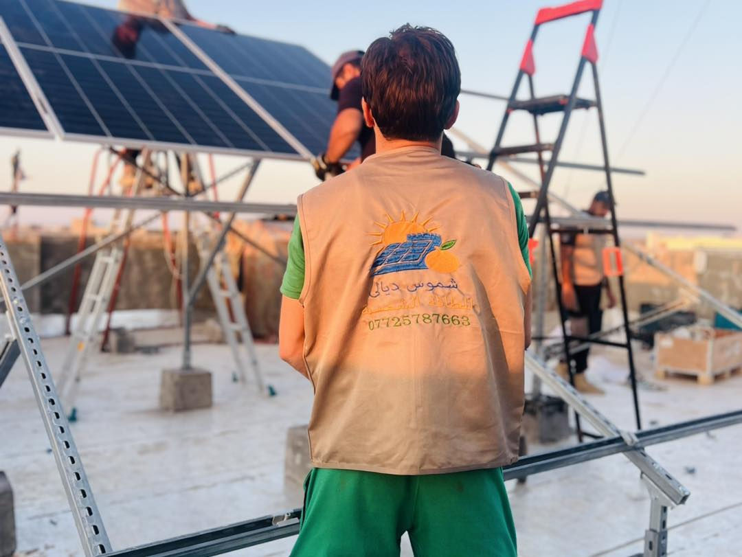 ☀️ المنظومة رقم (14).. إنجاز جديد لثقة تتجدد في ديالى ✅
  منطقة الحويش بفضل الله وتوفيقه، أتم مكتب "شموس ديالى" نصب وتشغيل منظومة طاقة شمسية متكاملة، لضمان كهرباء مستمرة وراحة بال تامة.
⚡ قدرة المنظومة التشغيلية:
• سحب نهاري: 10 أمبير (طاقة مجانية ومباشرة من الشمس).
• سحب ليلي: 8 أمبير (تغطية مستمرة لمدة 4 ساعات).
🛠️ المواصفات الفنية (أفضل الماركات العالمية):
• الألواح: 8 ألواح من شركة LONGI العالمية بقدرة 615 واط (كفاءة عالية وعمر طويل).
• الإنفيرتر: جهاز ذكي بقدرة 6 كيلو واط من شركة Deye العالمية (الأكثر طلباً).
• البطارية: بطارية ليثيوم عالمية سعة 10 كيلو واط (أمان فائق وتشغيل مستقر).
💰 خيارات الدفع والتقسيط:
نوفر لكم مرونة تامة لتناسب الجميع:
✅ نقداً
✅ بالتقسيط المريح (عن طريق المبادرة) – إجراءات ميسرة وسهولة في السداد.
📍 الموقع: ديالى – الحويش
📞 للاستفسار والحجز، اتصل بنا على: ***********
مكتب شموس ديالى للطاقة الشمسية
نُضيء دارك.. ونوفر أموالك 💡
