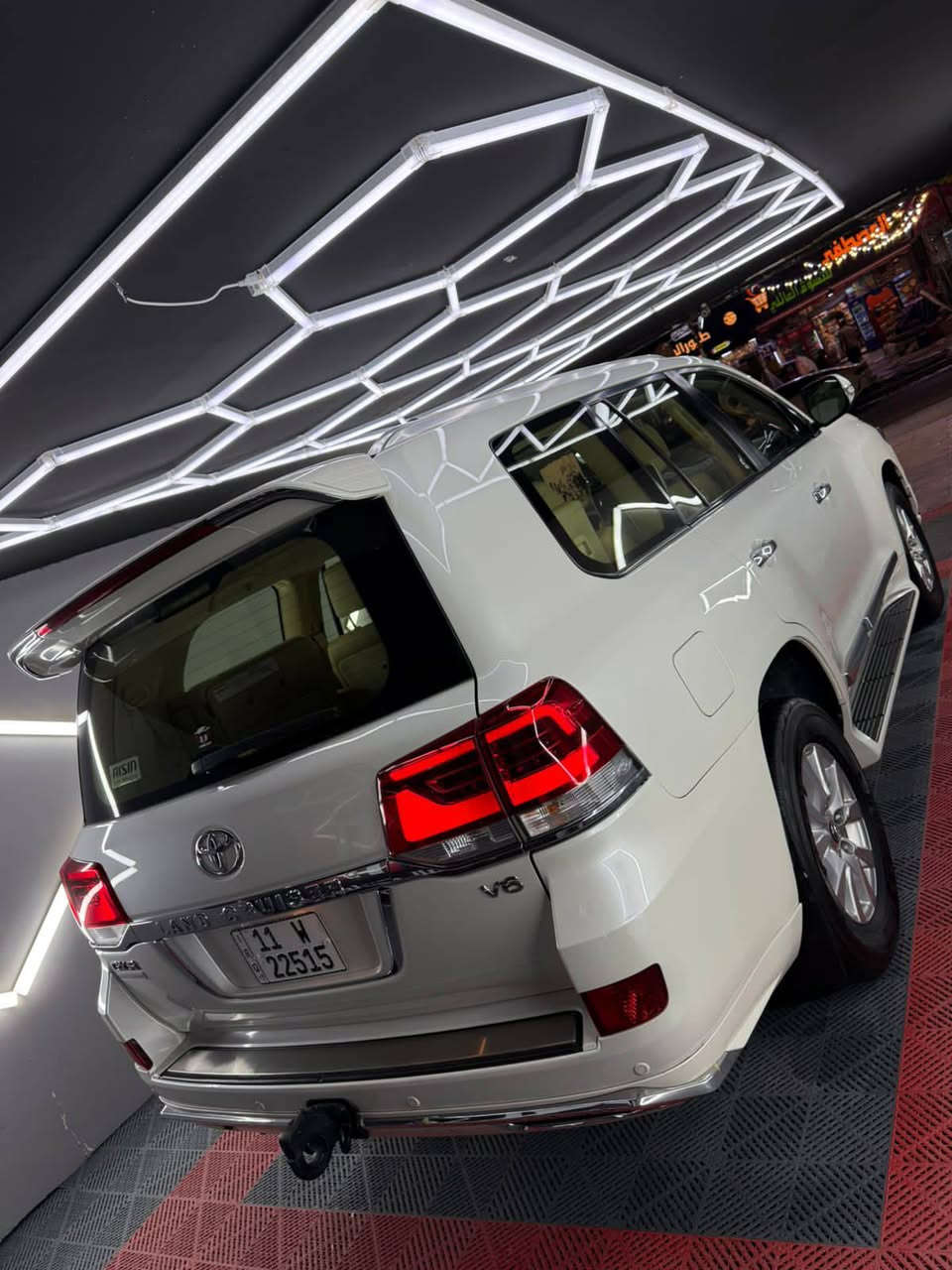 السلام عليكم 

لاندكروز خليجي 

موديل 17

شركة ساس 

وايت ادشن معروفة موصفات الوايت ادشن 

ماشية 125 الف

صبغ جزء من الباب الخلفي اليمين فقط كما موضح بالسونار
باقي السيارة مكفولة السيارة جدا نضيفة

رقم بغداد انكليزي تحويل مباشر

السعر 48 الف بيها مجال 

مكانه السيارة بغداد الغزالية 

للاستفسار  *********** وات ساب
