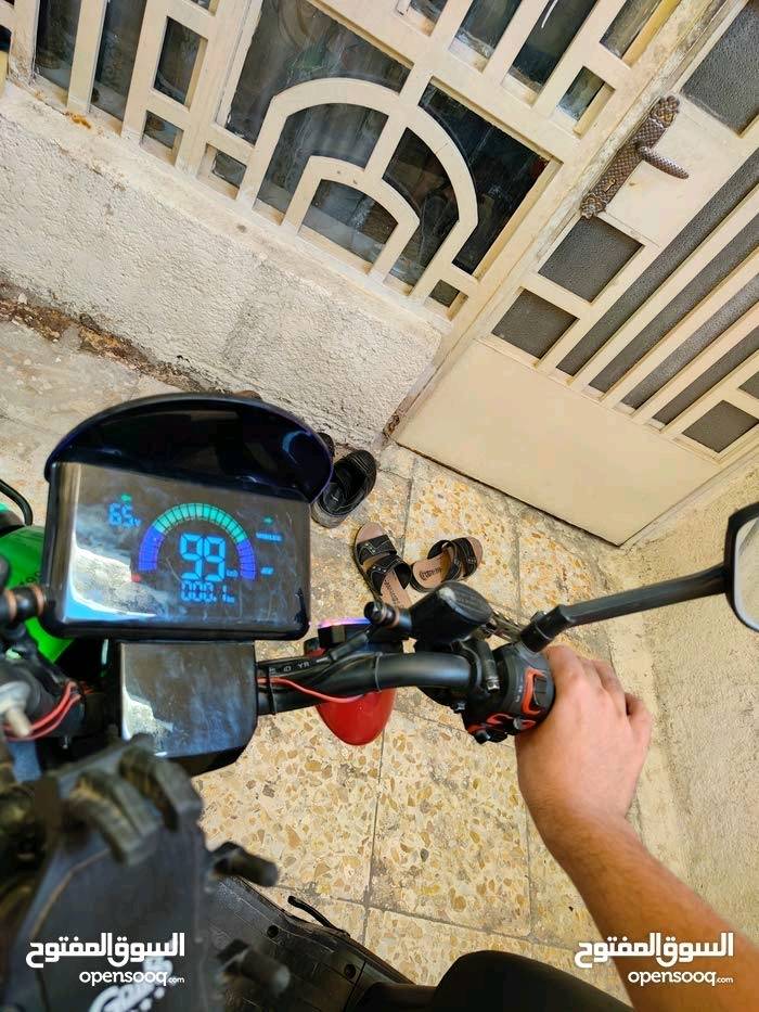 اسلام عليكم
(المكان بغداد مدينة الصدر يم المستشفى القادسيه مستشفى الشهيد الصدر العام)

الوصف ؛ دراجه شحن النوعيه ار تسع 
R9🛵 

اولا الايضائه🚨 - شغلات  جميعها من الدبل 💡اشاير وا البك لايت اليوره ايضن شغال او الايت اللعالي والناصي شغال 

ثانيا البطاريات🔋 : تائتي بعد 4 بطاريا 🔋كما موضح والخامس لغيتها لين انفخ بسبب من ارجع او گبل اخليها على الشحن 🔌فه فصلاته او فحصت البتريات فحصتهن ما بيهن اي شي  في الصوره من شركه حسن وحسين في ساحه الوثبه 

ثالثا الملف (الماطور) : بسعه1200واط او 1800 

رابعا الاصوات📢 : تئتي به مسجل امبي ثري 🔊كما موضح في 🔊🔊🔊الصوره والصوت يعطي علي جدا جدا 

خامسا المفاتي🔑 : يئتي ب اثنين بصمه او اثنين سويج او كرت من شركه ونلي 

سادسا بريك : يئتي دسكات امامي خلفي بحاله مومتازه جدا جدا  

سابعا : سرعه الدراجه 109 كون اتفوال شحن حته تطيك 109 اني بل صوره قرت 99 لين ما شحنتها  للتوضيح 

ثامنا تعااااال افحص ههه تحياتي  
🪬
المكان بغداد مدينة الصدر بشارع الداخل يم مستشفى الشهيد الصدر العام
