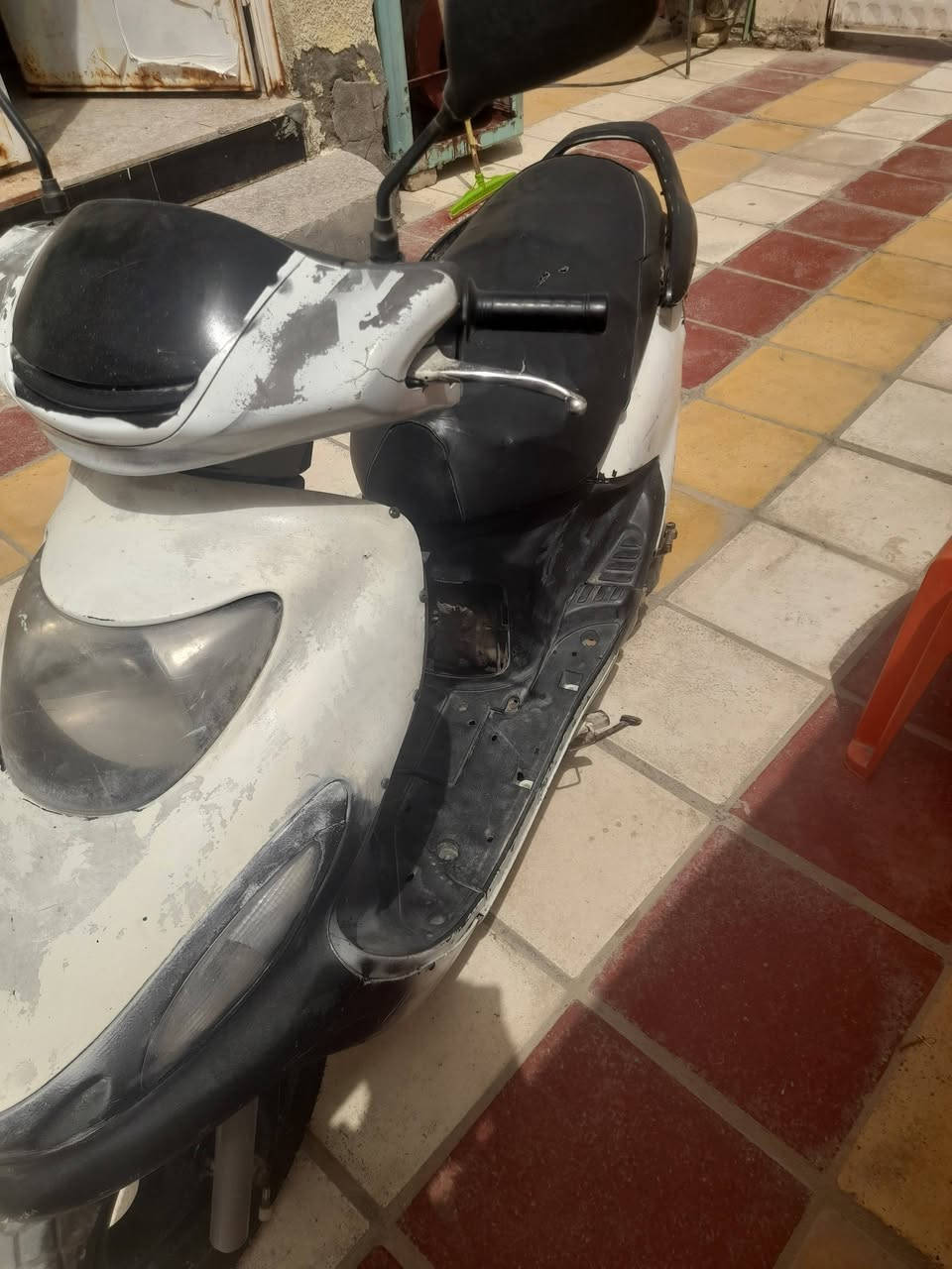 السلام عليكم  دراجه دولفين للبيع جاهزة زوج تاير جديد وكابريته توني شادهه جديدة ونكرة سلف رايدهه 115وبيهه محال بسيط حك الجيه مكاني بابل القاسم رقم ***********
