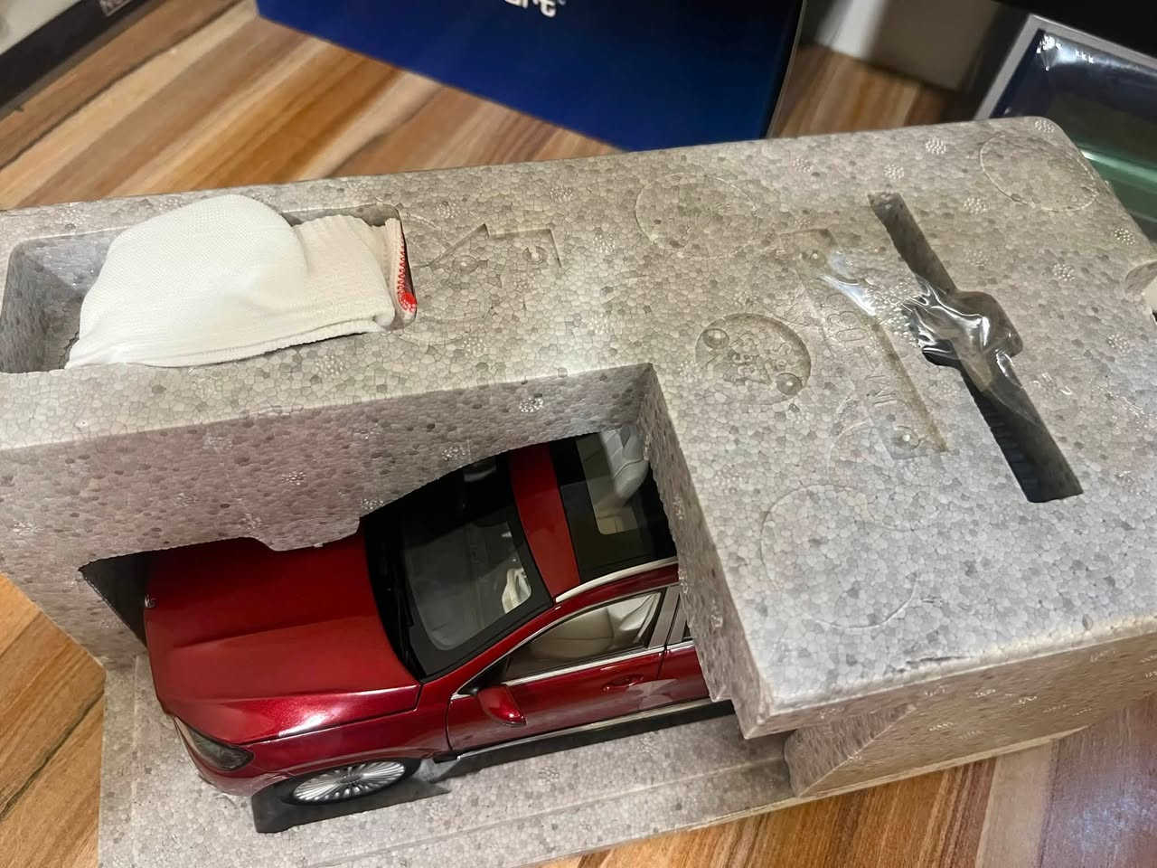 مرحبا اصدقائي
1/18 
Mercedes -maybach 600 4matic
Red metallic 
Norev 
السعر 260$


**إذا كنت صاحب هذا الإعلان وتريد حذفه لأي سبب، رجاءا أرسل رسالة إلى الدعم الفني**