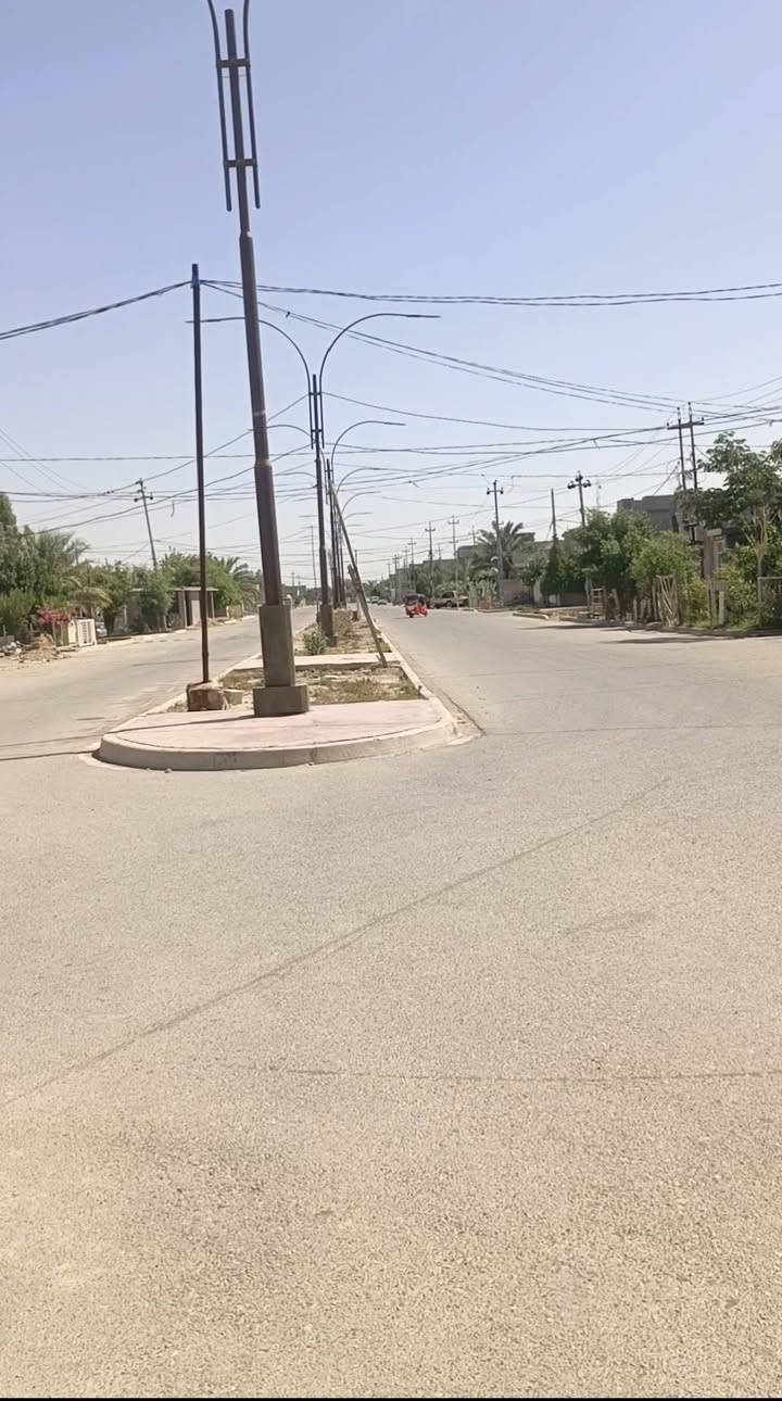 دار للبيع طابو صرف مساحه ٣٠٠ يتكون من ثلاث غرف وصاله واستقبال ومطبخ
صحيات داخليه وخارجيه 
كراج جبير 
حديقه تحتوي (عنب+زيتون+تين +أشجار حمضيه)
بلدروز كسيرات شارع الحولي موقع جيد خدمات كامله 
السطح شتايكر 
بناء طابوق 
رقم صاحب البيت 
***********
***********
