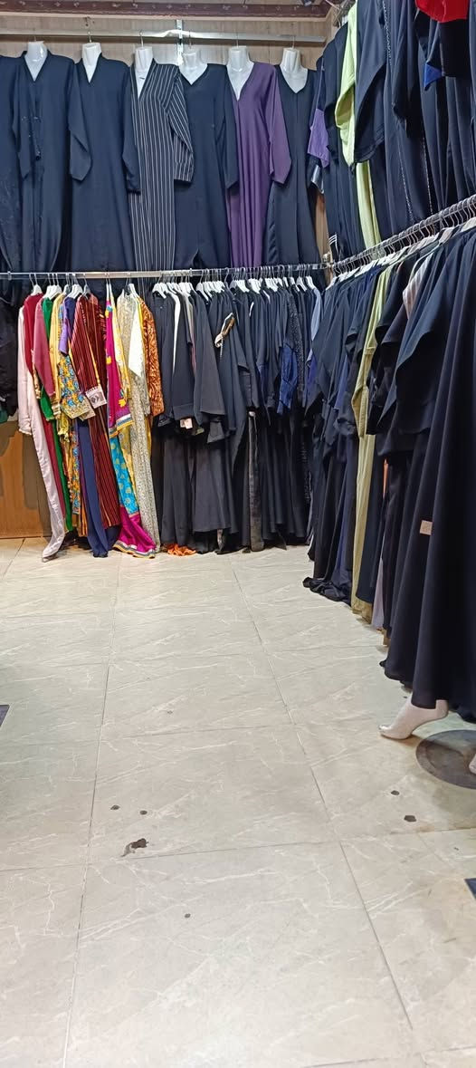 وصول وجبة جديدة 🙋 عباية اماراتي+بشت ملون 
كلابيات خليجي مخاور اليوم السبت الساعة 👈 5 عصرا 
مع كسر بالات جديدة نسائي وبناتي واطفال 
عنوان المجمع سوق الميثاق مجاور خياط البزاز قبل نهاية السوق للاستفسارالاتصال على الرقم ***********📞 أو على الوات ساب 📱🌹 وأهلا وسهلا بزبائننا الكرام 🌹 
سعر القطعة 👈ب 10 الاف دينار عبايه +كلابيه
