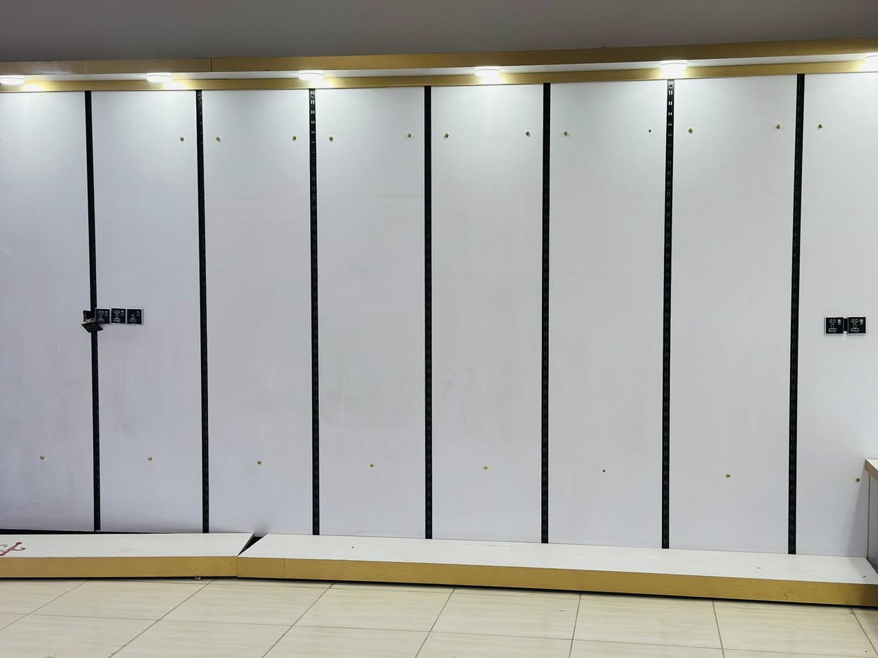 للبيع رفوف البسه سعر مناسب*********** +عشر دنك+مرايتين حجم كبير+ستاندات
