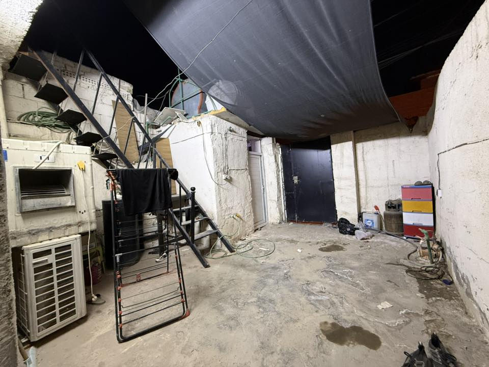 السلام عليكم 
بيت للبيع مساحتة 100 متر
يحتوي ؏ كراج وحمام خارجي 
واستقبال ومطبخ وغرفة نظام سويت حمام ومنور

الموقع 
البلديات شارع الكهرباء 
شارع الشريط بالفرع المقابيل مدرسة الافنان الاهلية
السعر 55 وبي مجال 

للتواصل متوفر واتساب
  ***********
