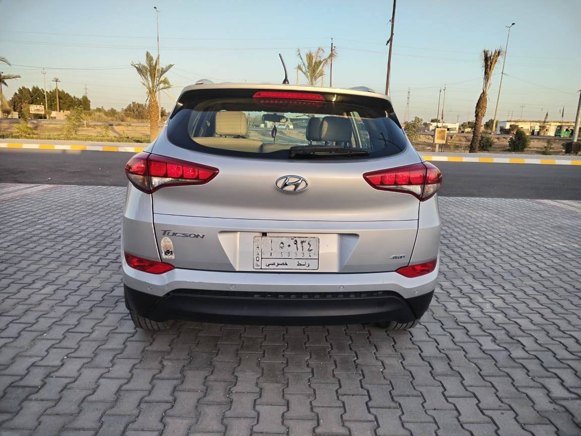 السلام عليكم 
توسان خليجي ٢٠١٧ مكفوله من الصبغ بيه تبديل بنيد بلاد فقط والقديم موجود
السياره فور ويل كامره حساسات تحكمات مكينه دوش رقم واسط 
السياره جاهزه وحلوه
السعر ١٦٨ بيه مجال 
واسط الحي 
***********
*********** الحال, واسط
