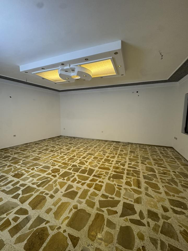 #للايجار__________في__________السيدية

بيت ٣٠٠ متر موقع مميز شارع عرضة ١٥ متر

يحتوي على ٣ غرف نوم صالة و استقبال 

و مطبخ و خدمات و حديقة داخلية و كراج 

للأستفسار آكثر الأتصال على الرقم 

***********

آو زيارة المكتب الكائن في منطقة السيدية 

شارع جامع الأقصى مقابل لحوم جويلي
