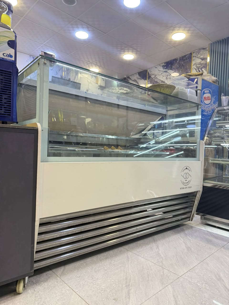 عارضه ايس كريم للبيع
***********
