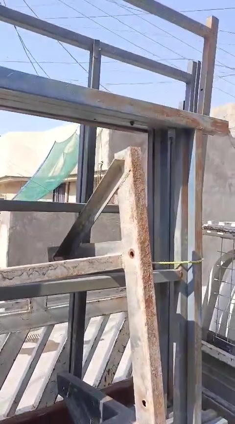 السلام عليكم اقفاص المرمر جاهزات السعر القطعة الواحده 60 الف العنوان بغداد ... رقم الهاتف ***********
