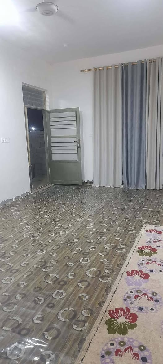 للبيع بيت طابو زراعي (سند 25) بمساحة 255 متر مربع، بناء حديث.
مواصفات البناء:

الأساس كونكريت.

البناء من البلوك.

السقف عكادة.

يتكون من غرفتي نوم، ومطبخ، واستقبال، وصالة.

العنوان: حي الكرار – نهاية شارع 30.
للاستفسار مراسلة بوابة الزبيدية للعقار 
او الاتصال
***********
***********
