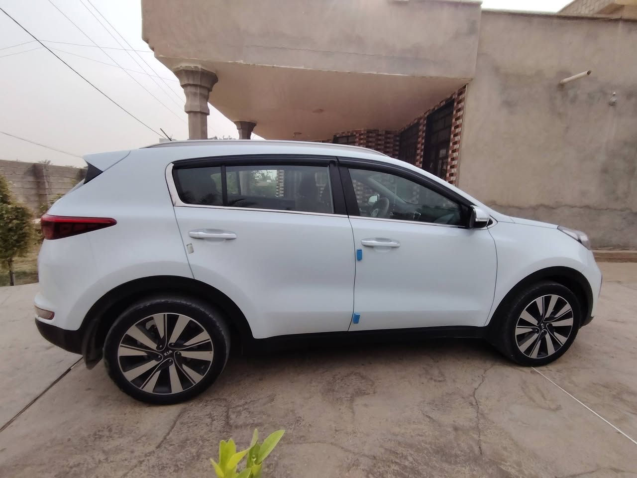 سبورتج 2016 خليجي الشكل الجديد مكفولة كفالة عامة
مكان السيارة ناحية البغدادي قضاء هيت 

محرك 2000 دوش
ماشية 189 الف كيلومتر قابل للزيادة  
رقم أربيل ( السنوية منتهية )
تحكم ستيرن 
حساسات أمامية خلفية 
مراية جانبية شفط 
كشنات تدفئة أمامية وخلفية 
تبريد قطعتين 
وباقي المواصفات المعروفة في السبورتج نصف فول 
الصدر والاطارات جديدة 

السعر 170 قفل 
للاستفسار
 ***********
او المراسلة على الخاص
