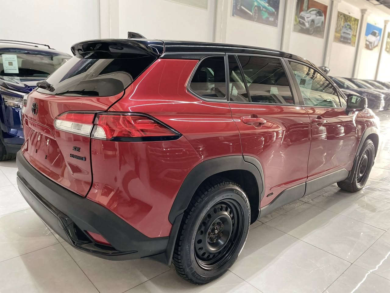 تويوتا كروز 2023 هايبرد – SE 🔥
ماشيه 9 الاف فقط 
سحر حرك جوه السوك 145 قفل 
سيارة اقتصادية وعملية، مناسبة للمدينة والسفر 🌿

المواصفات:
- محرك هايبرد اقتصادي جداً بالبزين ⛽
- صرفية قليلة وتوفير عالي 💰  
- فتحة سقف (سقف أسود يعطي شكل سبور وجذاب) 🖤  
- داخلية مريحة وعملية  
- شاشة + نظام صوتي حديث  
- كاميرا خلفية + حساسات  
- نظام أمان متكامل من تويوتا  

السيارة جاملغ صبغ واربع قطع كلير امريكا 
بدون رقم تترقم جميع محافظات كردستان 
المكان اربيل 📍
للتواصل ☎️
***********
