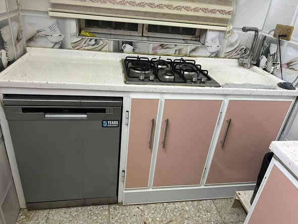 سلام عليكم كاونتر تركي اخو الجديد معه الجهزء مالته غسالت ماعين طباخ مايكروف فرن ماله كامل كله مرمر مكان مدينه الصدر ***********
