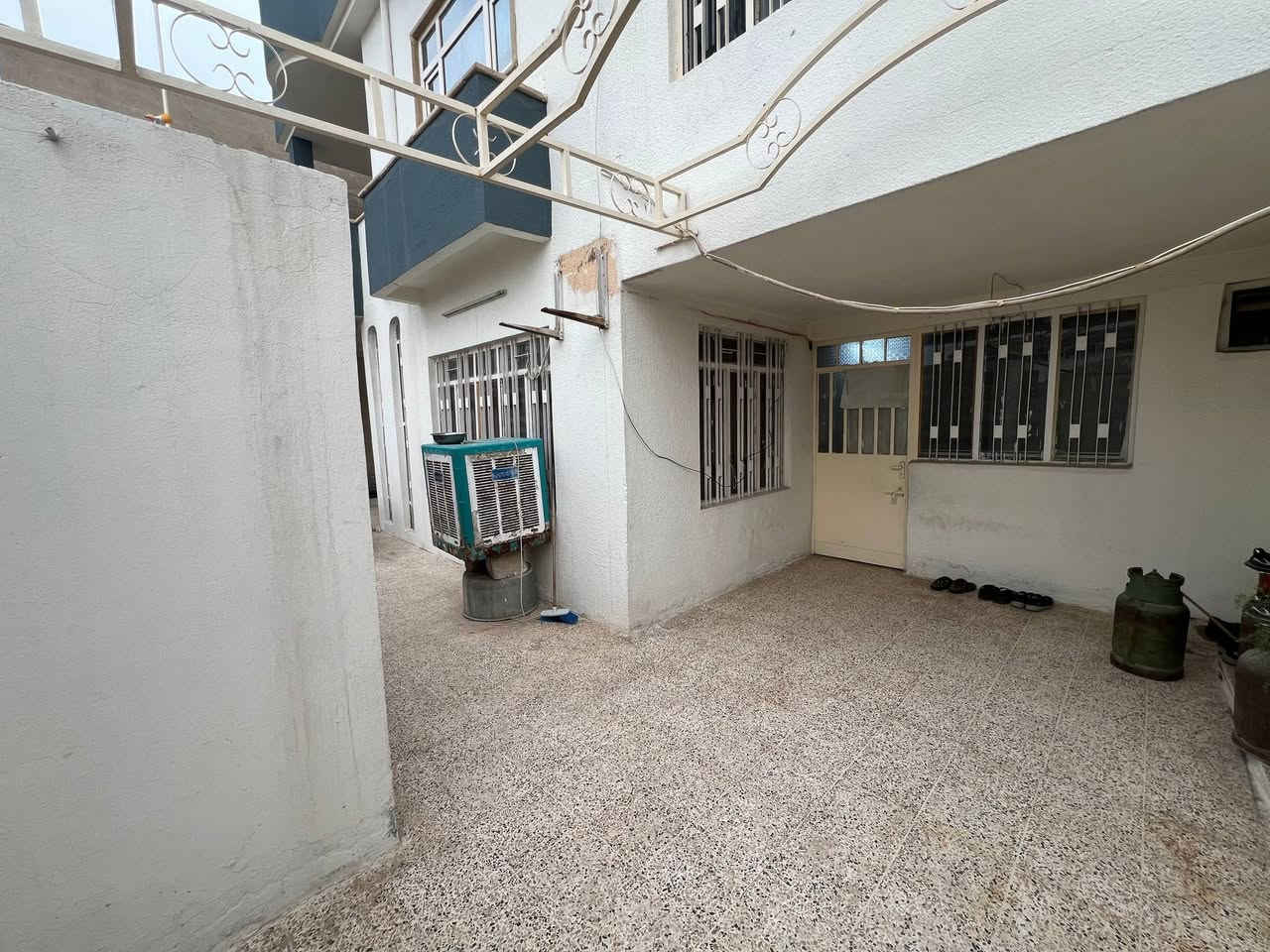 بيت للبيع الموصل (حي المحاربين)خلف دار العجزة  
قرب اعدادية الشهيدة نجوى + متوسطة 
المساحة 224 متر الواجهة 13 متر / الدار طابقين 
يحتوي على 6 غرف نوم + هول عدد 2 + استقبال+ مطبخ + صحيات 
سند ملك صرف طابو الزهور شرط التحويل 
شارع واسع 12 متر / فرع هادئ يمين ويسار ومقابل الدار ماكو جار 
بسعر مناسب جداً بحساب ارض والبيت صالح للسكن 
اكتب تم يصلك سعر المتر مباشرةً 
***********
***********
