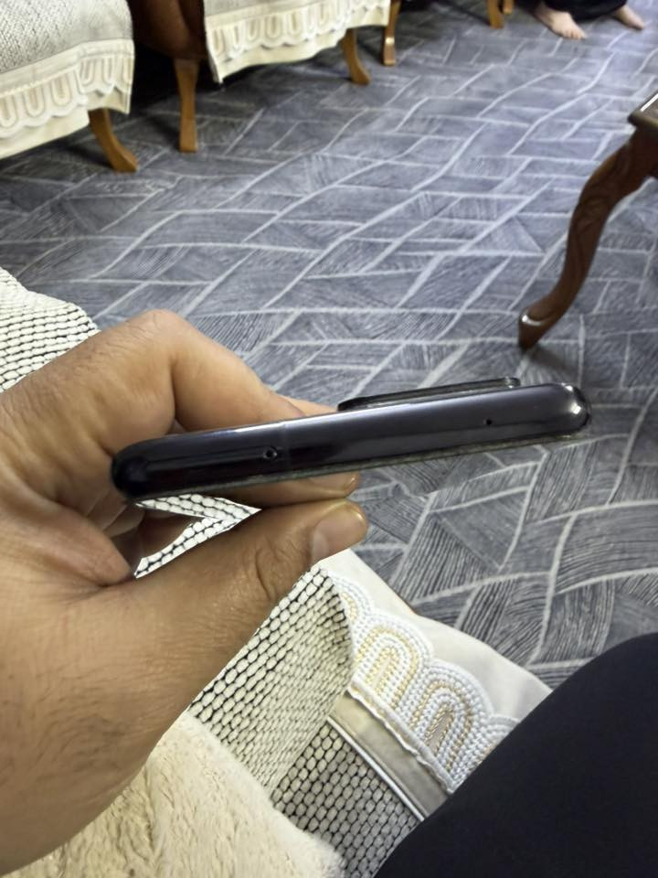 السلام عليكم سامسونج اس 20 الترا دبل سيم كارت ذاكره 256 اسود نضافه 95 بالمسه السعر 300 الف مع المجال القليل المكان بغداد ***********
