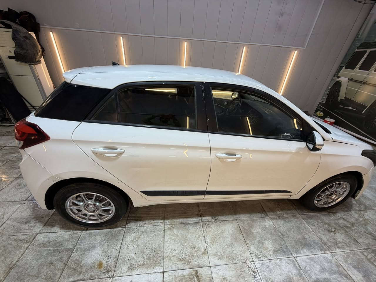 السلام عليكم 
هونداي اكسنت هاج باك
وارد خليجي
موديل 17
رقم بغداد تحويل مباشر
مكينه كير خير من لله
حداديه تخم تاير
تبريد ثلج
سياره نضيفه ومتذب عليه ربع اقتصاديه 
داخله نضيف
بيه صبغ ثلاث قطع رش اثر شخوط فقط
السعر84 وبيه مجال  او مراوس ترهم قسط بس كون مقدمه زينه
مكاني بابل ***********
