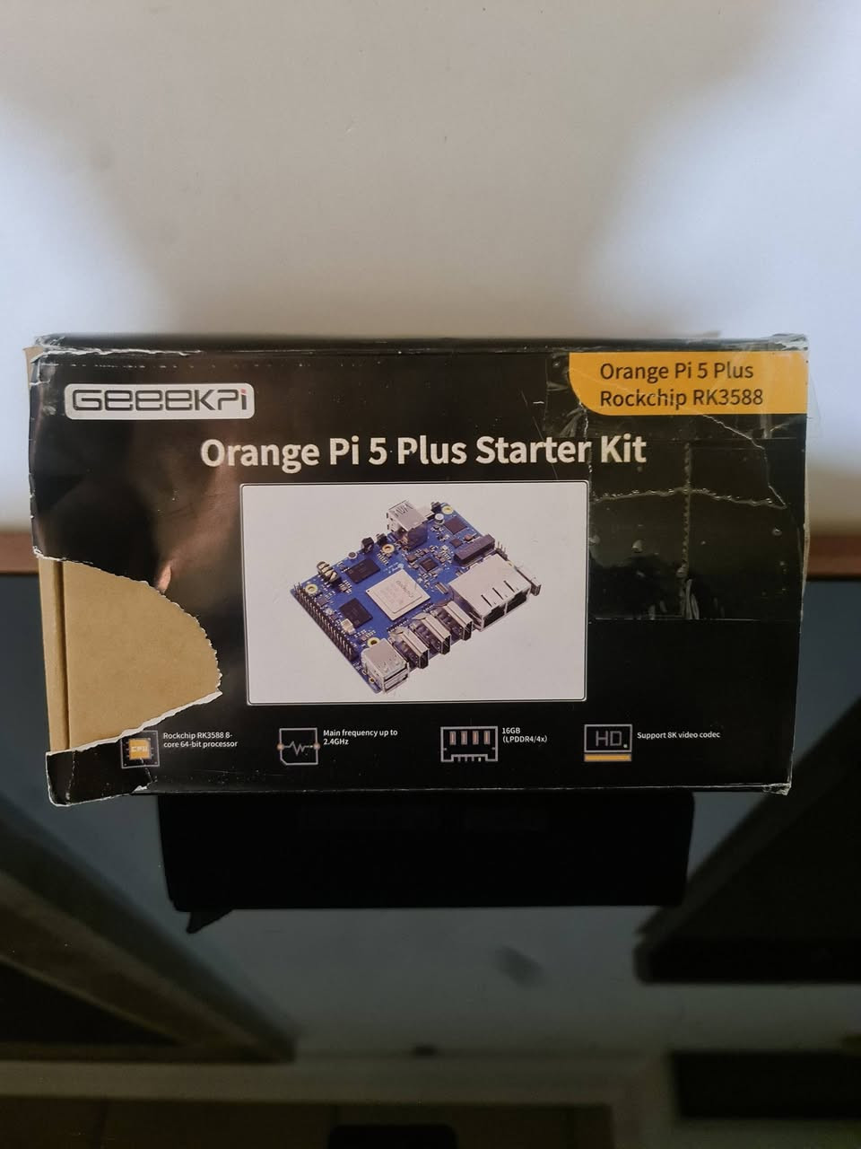 متوفرة  orange pi 5 plus 16GB
سعر ١٥٠ الف 💢

المميزات الرئيسية لـ Orange Pi 5 Plus (نسخة 16 جيجابايت):
المعالج (CPU): معالج Rockchip RK3588 ثماني النواة (4x Cortex-A76 بسرعة 2.4 جيجاهرتز + 4x Cortex-A55 بسرعة 1.8 جيجاهرتز) بتقنية 8 نانومتر.
الذاكرة (RAM): 16 جيجابايت LPDDR4/4x.
معالج الرسومات (GPU): ARM Mali-G610 المدمج، يدعم OpenGL ES1.1/2.0/3.2، OpenCL 2.2، وVulkan 1.2.
الذكاء الاصطناعي (NPU): وحدة معالجة عصبية بقوة 6 TOPS، تدعم الحوسبة المختلطة INT4/INT8/INT16/FP16.
التخزين: فتحة eMMC (لتركيب وحدات 16GB-256GB)، فتحة MicroSD، وفتحة M.2 2280 لـ NVMe SSD.
الاتصال: منفذين Gigabit Ethernet، ودعم وحدة واي فاي 6/بلوتوث (عبر منفذ PCIe).
المنافذ: منفذي HDMI 2.1 (يدعم 8K@60fps)، منفذ HDMI Input، منافذ USB 3.0 و USB 2.0، ومنفذ Type-C.
الأنظمة المدعومة: Orange Pi OS (Droid)، Ubuntu، Debian، Armbian، وAndroid 12.


**إذا كنت صاحب هذا الإعلان وتريد حذفه لأي سبب، رجاءا أرسل رسالة إلى الدعم الفني**