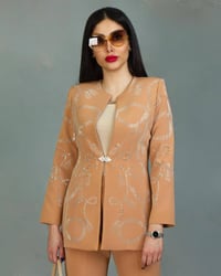 كوستم نسائي • ثلاث قطع • مقاسات ٣٨-٤٨