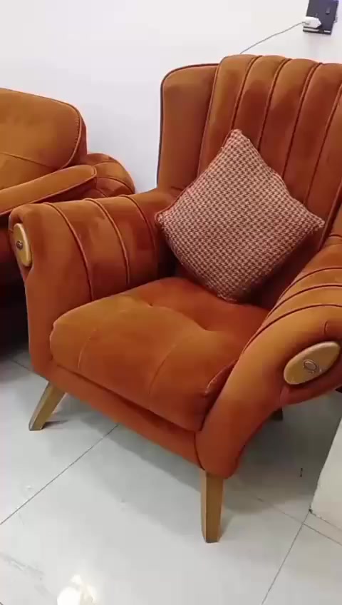 السلام عليكم تخم مودرن وتر برو عشر مقاعد ينفتح سرير ثقيل خشب  زان السعر ،،  ٦٠٠ وبي مجال بسيط رقم ***********
