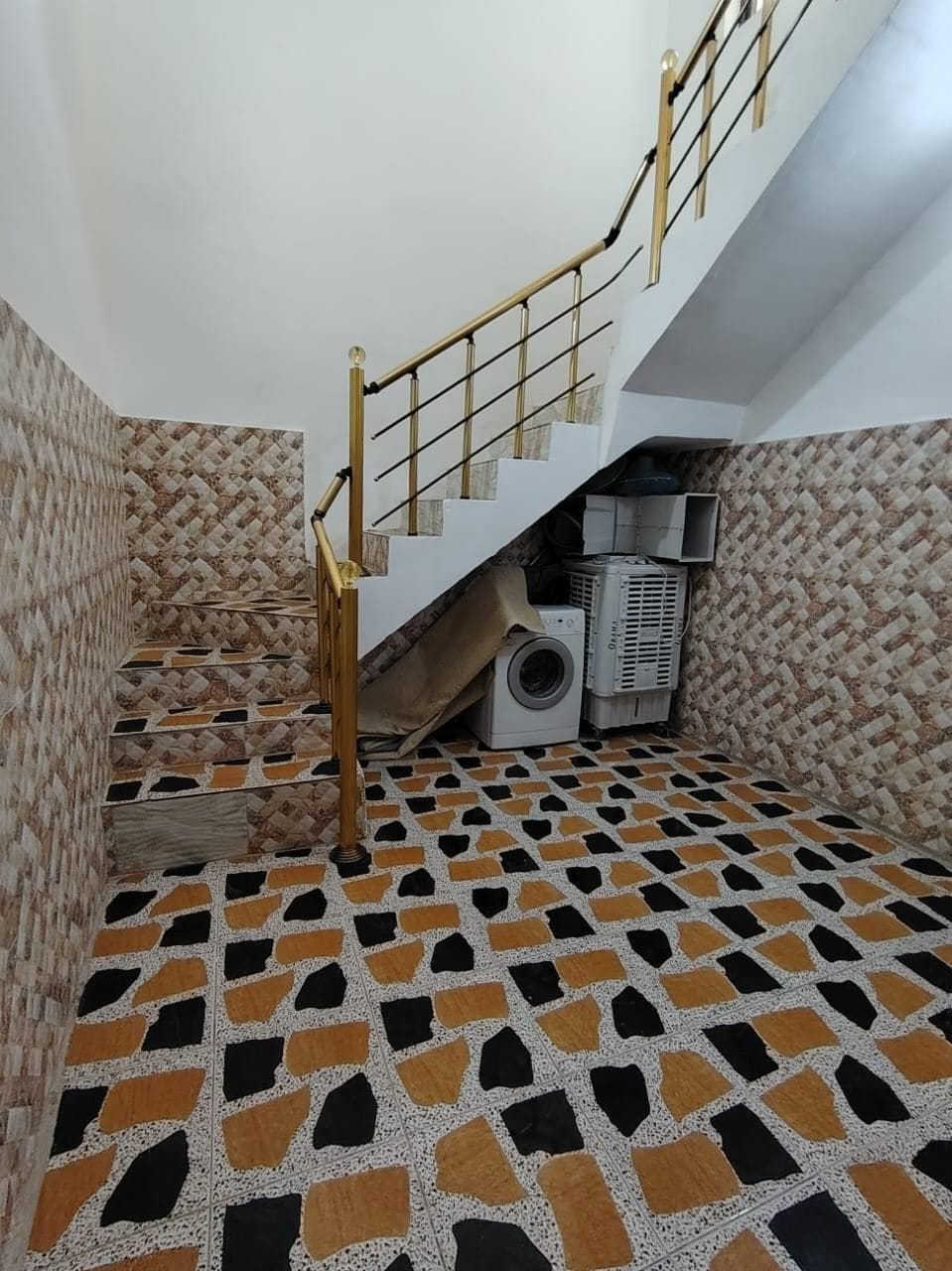 بيت 100 متر طابقين للبيع في حي الزهور گاع ابن حلوة مقابل المدارس الكرفانية حسب الصور مع المنشور السعر 185 مع المجال البسيط ومع الاثاث او بدونه للاستفسار الاتصال او واتساب ***********
