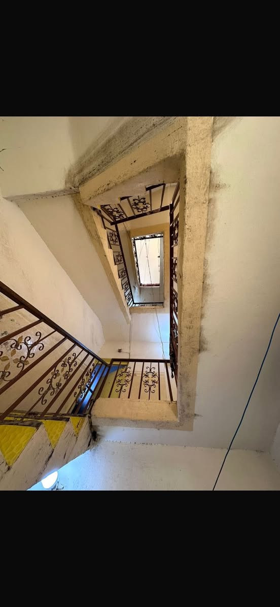 بنايه للبيع
الموقع : ساحه الطيران شارع مطعم الصادق منطقه كم الارمن 

المساحه: 125 متر  واجه 10 متر 
مكونه من 3 طوابق كل طابق شقتين 

سنه البناء : 2018

ملك صرف سكني بأسم والدي البنايه مؤجره بلكامل عوائل  الوارد الشهري 1.650.000 قابل للزياده 
رقم الهاتف :*********** متوفر واتساب
