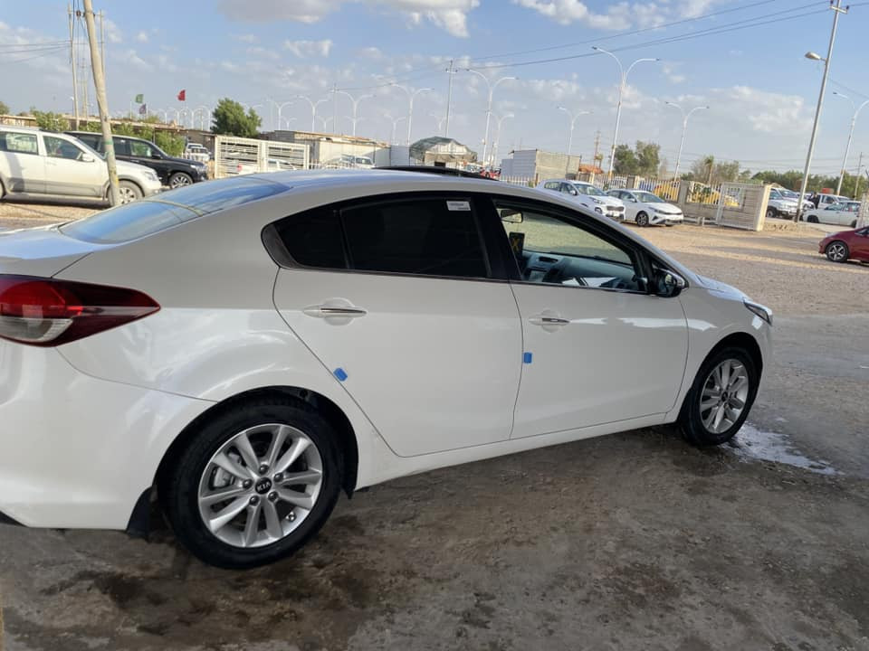 لببيع سيراتو 2017 خليجي 
فول موصفات 1/1 بصمه فتحه لد امامي خلفي نهاري تبريد قطعتين حساس امامي خلفي تحكم شاشه كامره فول 
سياره بيه صبغ جاملغ امامي وبارد بالباب بسيط والباقي مكفول سياره جديده وجاهزه ماشيه 100 الف رقم بغداد الدولي مشروع وطني سنويه ل30 مكينه كير حداديه تخم تاير تبريد كله شرط السعر 134 وبي مجال 
***********
مكان السياره السماوه
