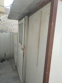 عندي مخزن للبيع يتكون من 2 اضلاع وسقف قطعتين سندويج وباب بي في سي ٠٧٨٩...