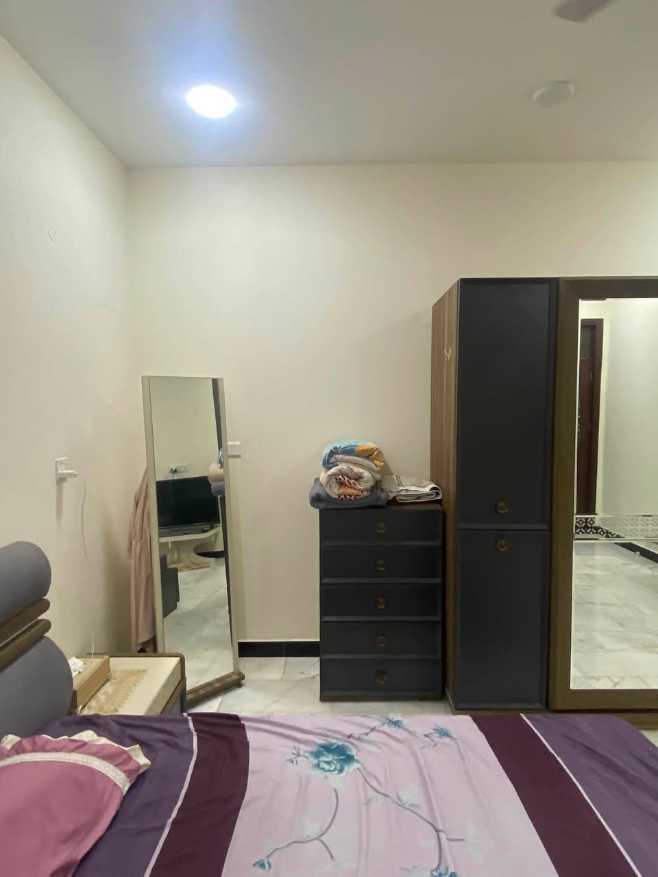 غرفة تركية ٧ قطع شي نضيف من اخير جديدة ٧٥٠ وبيه مجال  مكان العامرية
***********
