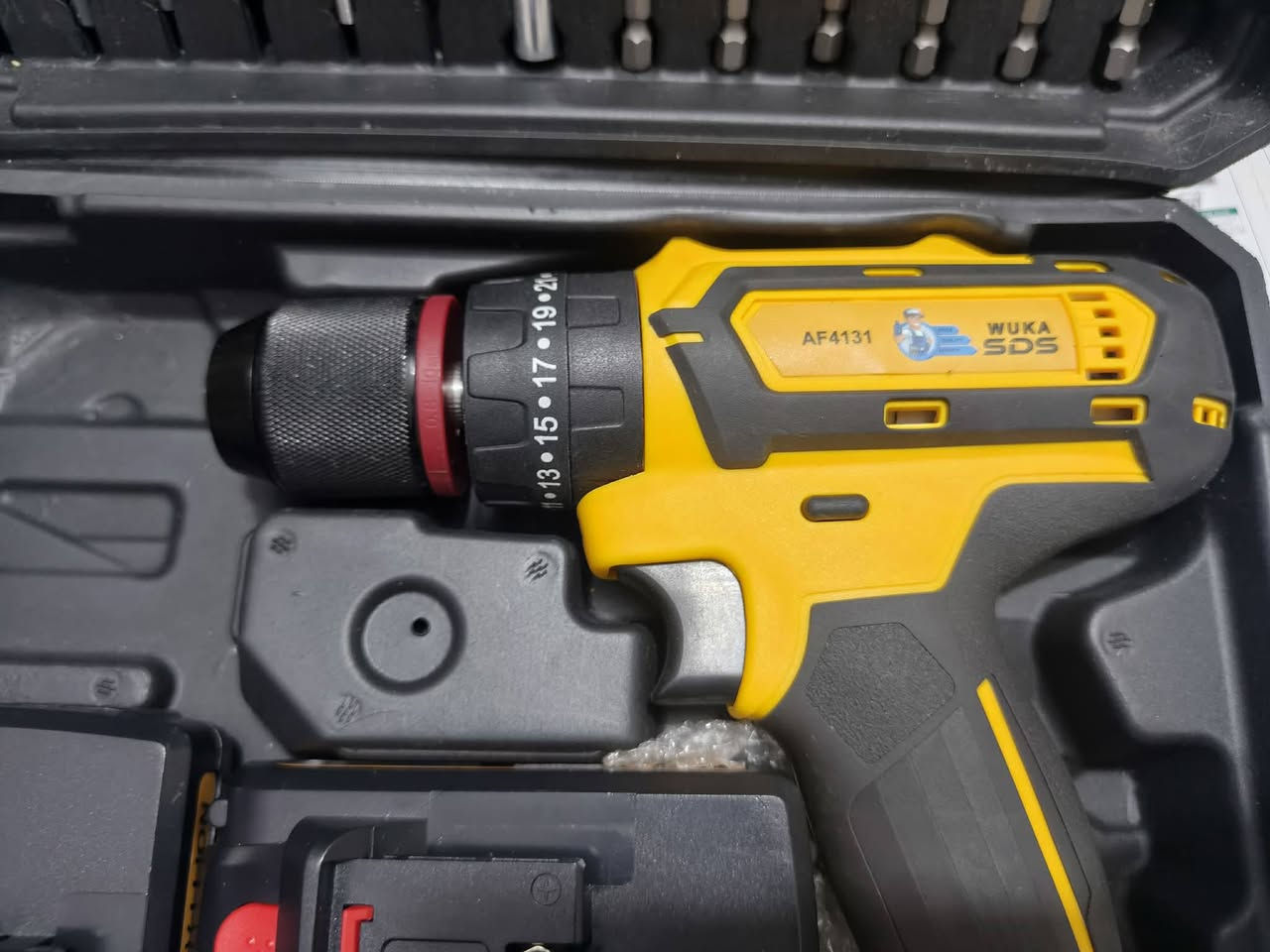 دريل شحن 21 فولت من ماركهSDS  معه بطاريات عدد 2 21 فولت وشاحن ومعه عده تحتوى على براين ولبب درنفيس ولقم طوبه حديد 3 عمليات همر 25 درجة عزم سرعتين 
السعر 25 الف معه التوصيل
الحجز واتساب ***********
