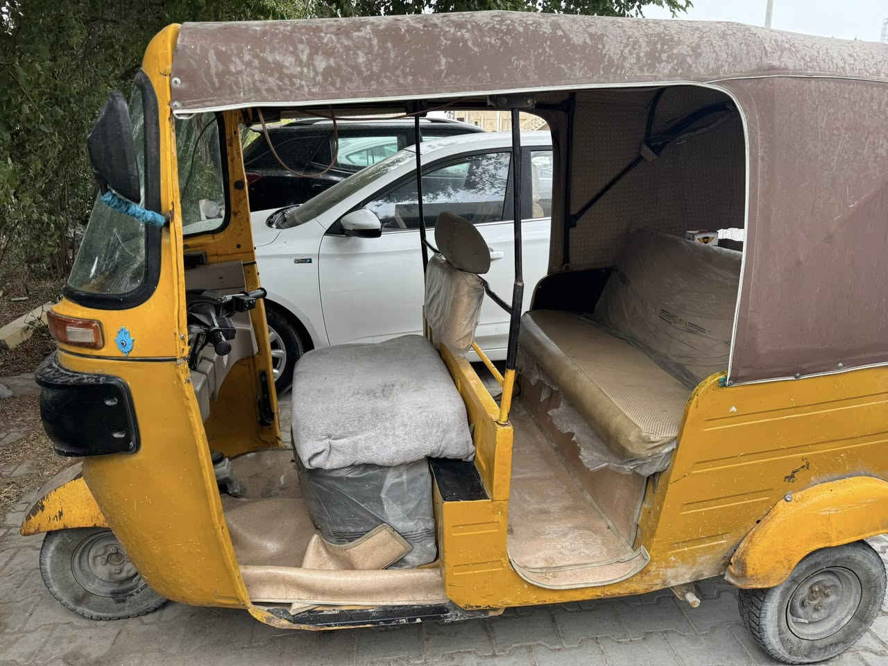 تكتك باجاج للبيع موديل 2020 تكتك نضيفة و حلوة بيهة ملاحضات مذكورة بل صورة التكتك باسمي سنوية مكينة جديدة بل كارتون كهربائيات شغالة بس الايتات الخلفي عطلانة السعر 7ملايين وبيهة مجال مكاني البصرة متواجد واتساب و ماسنجر رقم تلفوني ***********
