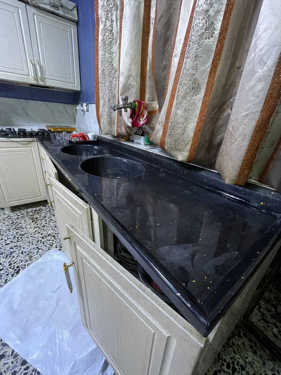 كاونتر  تركي درجه اولى🇹🇷. يحتوي على حوضين سنك للبيع 🔺 
مثل ماموضح بصور نضيف يحتاج فقط تعديل بسيط لسسك الجرارة وبراغي الباب  🔻
السعر 750 وبيه مجال بسيط🔵


**إذا كنت صاحب هذا الإعلان وتريد حذفه لأي سبب، رجاءا أرسل رسالة إلى الدعم الفني**