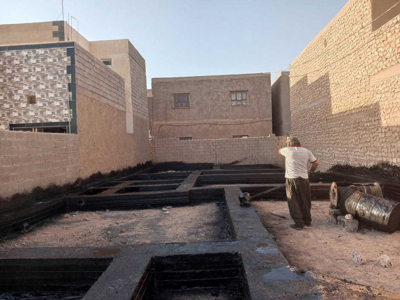 مستعدون لتقير السطوح وتزفيت الأساس عن الرطوبه ***********
