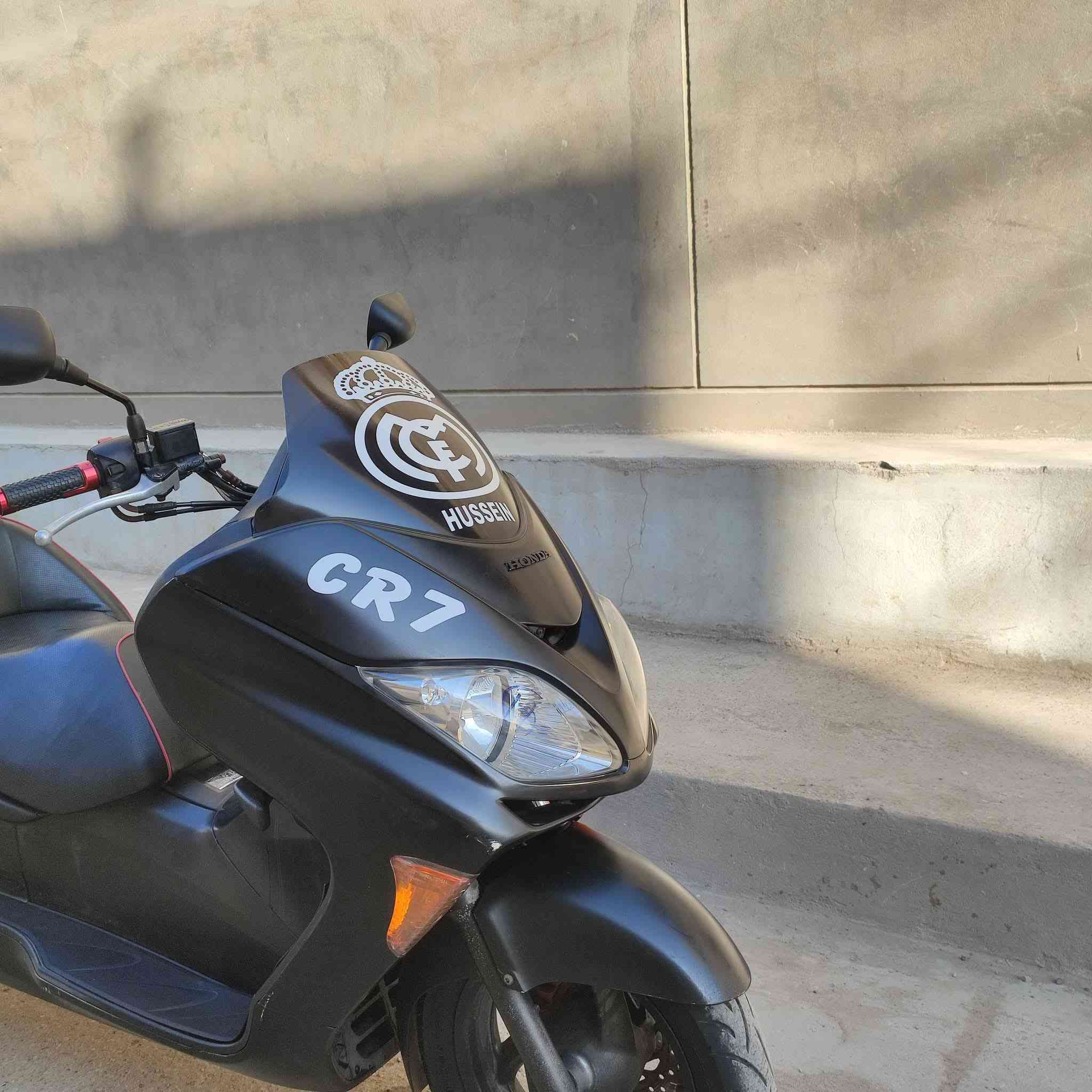 السلام عليكم اخوتي الطيبين دراجه فورزه 0/8 اللون اسود (طافي بلادي) 6كير 3تحويلات عدد بصمه 2 سويج طوارئ عدد 1 صالنصه تزويد بلادي من اليابان الدراجه ماشيه 24 الف اخوتي شرط ابيعلك وكاله وكفالة عامه مكان بغداد الاستفسار عله الرقم ***********
