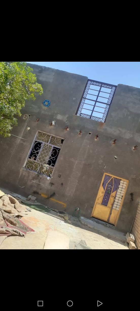 السلام عليكم بيت للبيع حي التاميم الغسل على الشارع العام مباشر البيت مدخل مساحة 290متر يتكون من طارمة كبيرة ومدخل كبيل غرفتين وصالة ومطبخ ومنور وصحيات /البيت مهمول من ورة المئجرين وعايز شغلات بسيطة
السعر ٧٥وبي مجال 
رقم مبايلي ***********
