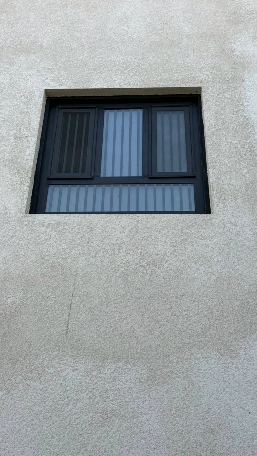 أعزائي، لدي شبابيك وأبواب ألمنيوم عالية المستوى مع تقفيل ممتاز، إضافة إلى مغسلة مطبخ أنيقة. المنتجات جديدة ولم تُستخدم بعد، ومصنوعة من خامات قوية تضمن المتانة والجودة. مناسبة لجميع أنواع المنازل العصرية. الرجاء التواصل لمزيد من التفاصيل حول الأسعار والتوصيل.