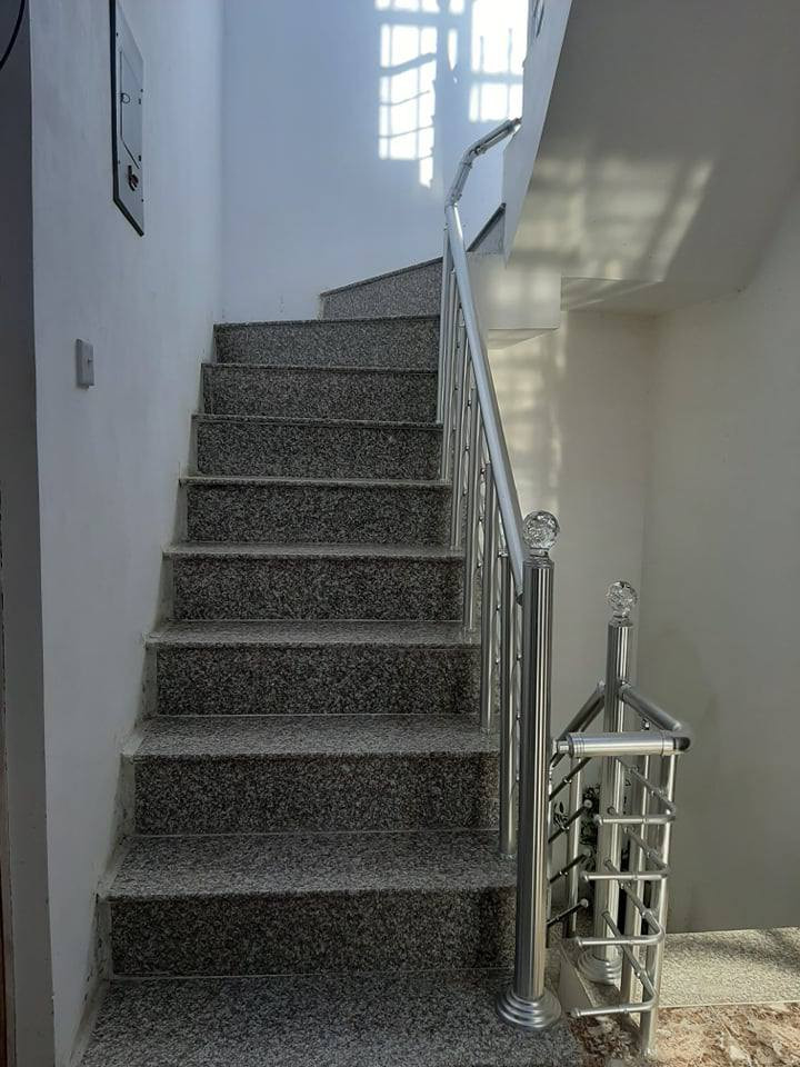 السلام عليكم
بيت للايجار منطقة حسينية الراشدية منطقة 10 الف مقابل المستشفى التركي مساحته 120م ركن طابقين بناء حديث يحتوي على استقبال وغرفة ومطبخ وصحيات طابق ارضي وثلاث غرف طابق اول وبيتونه كبيره وسطح كبير كا هو موضح  بالصور علما ان المنطقة تبليط ومقرنص كاملة الخدمات ايجار البيت 450 الف علما ايضا ان البيت سوف يتم تفريغه نهاية الشهر الحالي للتواصل الاتصال على الرقم التالي ***********
