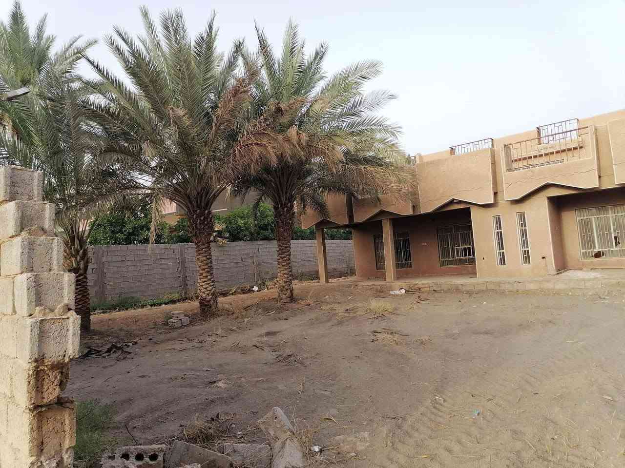 السلام عليكم قطعه مع بيت للبيع  في بابل مساحته ٩٠٠ متر تجاريه على طريق كربلاء بغداد يم عامود٥٦٥ السعر٢٥٠ مليون وبيها مجال تصلح موكب او او حسينيه او محلات او بناء عماره ***********
