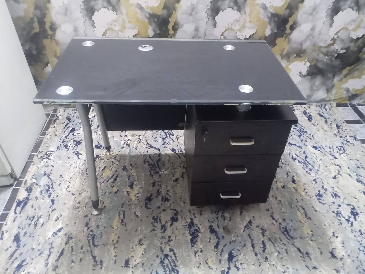 ميز مكتبي بي ٣مجرات سعره  ٥٠ الف
مغسله سعره ١٥ الف
ميز معه طبلت صغار ٣ سعره ٣٥ الف مكاني شعله رقمي تصل ***********
