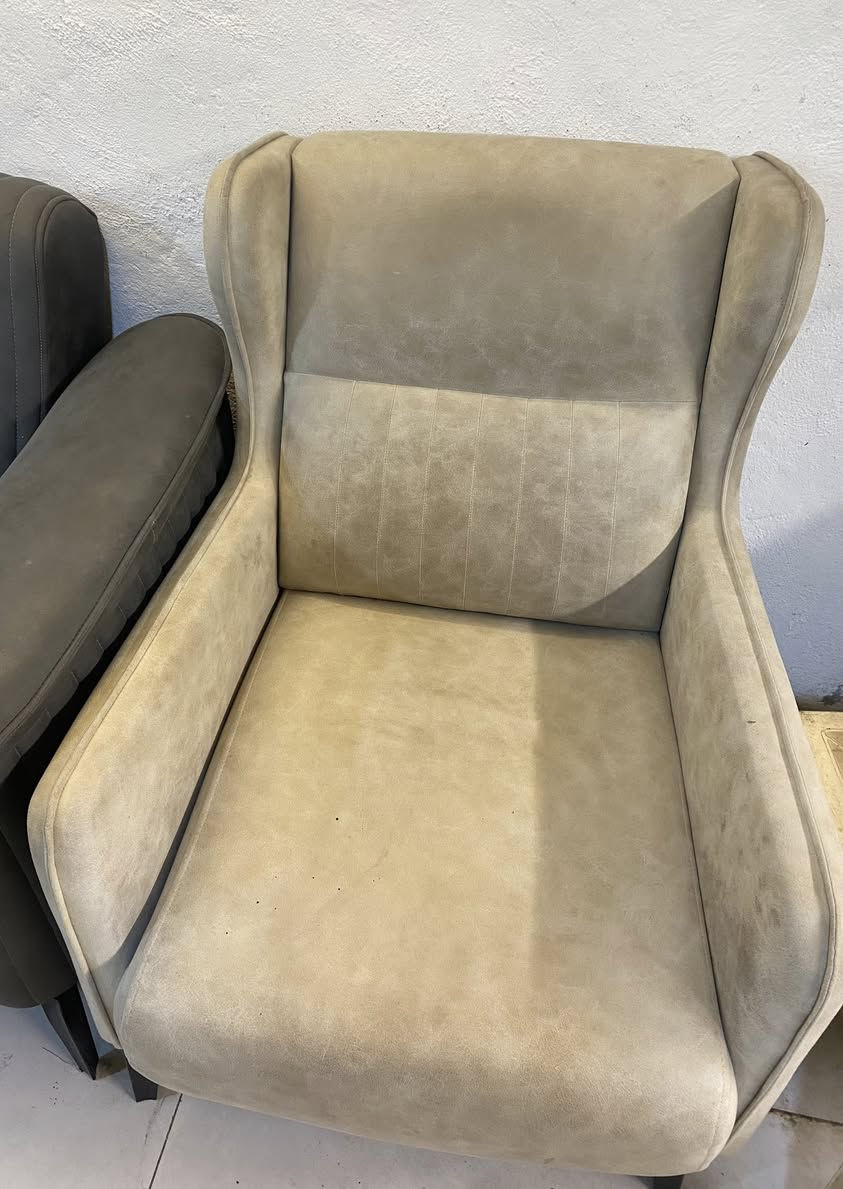 للبيع قعدة كاملة بحالة ممتازة ✨
تخم تكمه ينفتح يصير جربايه + كرسيين 
القماش مخمل مريح وشكل مودرن أنيق  
نظيف جدًا واستعمال خفيف وما بي مشاكل  

مناسبة للبيت أو الضيوف وشكلها جميل بالصالون.  

💰 السعر:  1,100,050 دينار  
📍 المكان: (الكاظميه )  

للمعاينة أو الاستفسار ***********
