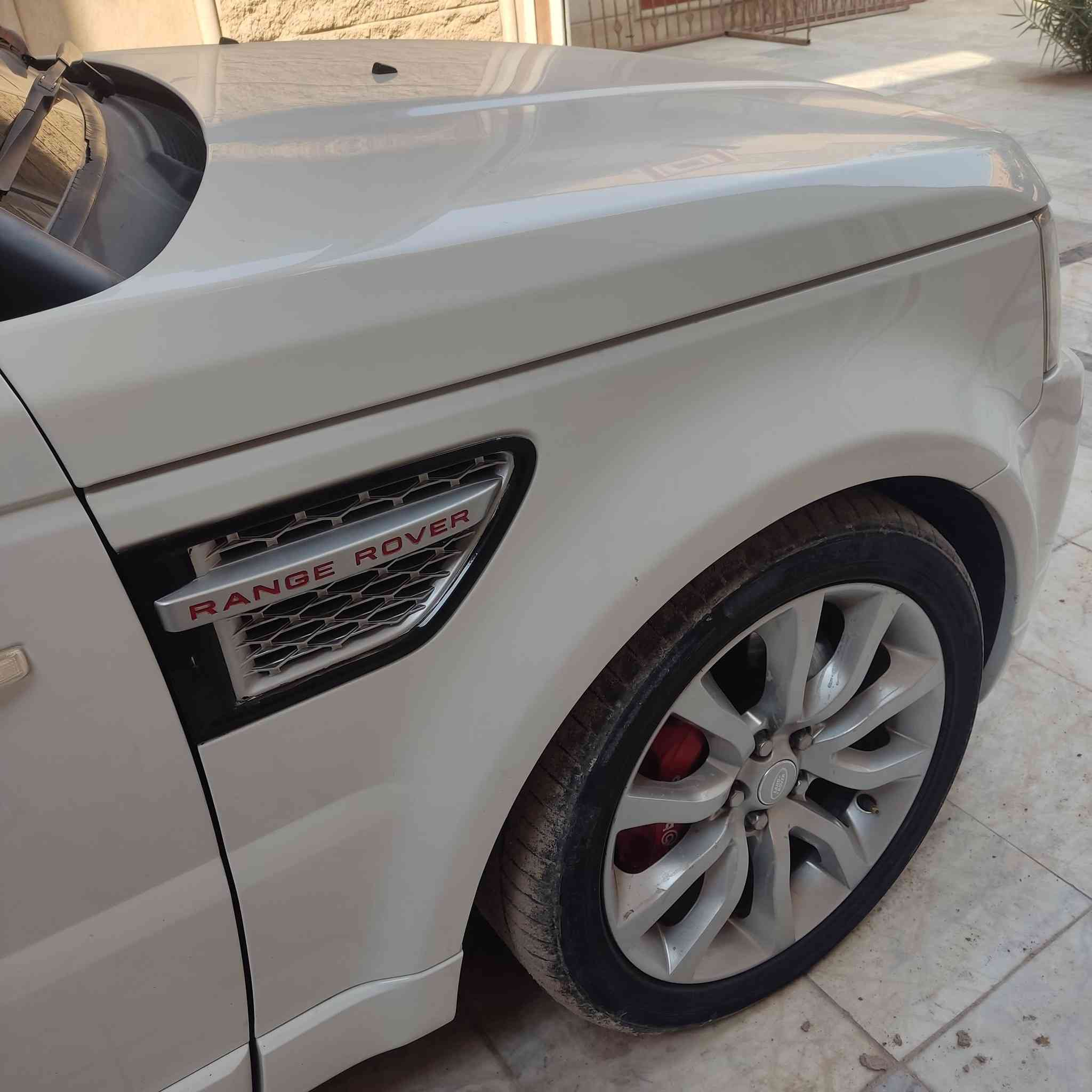 للبيع رانج روفر 2011
فول مواصفات 1/1 
كفاله حتى من الشخط والصدعه 
جديده بمعنى الكلمه 
***********
