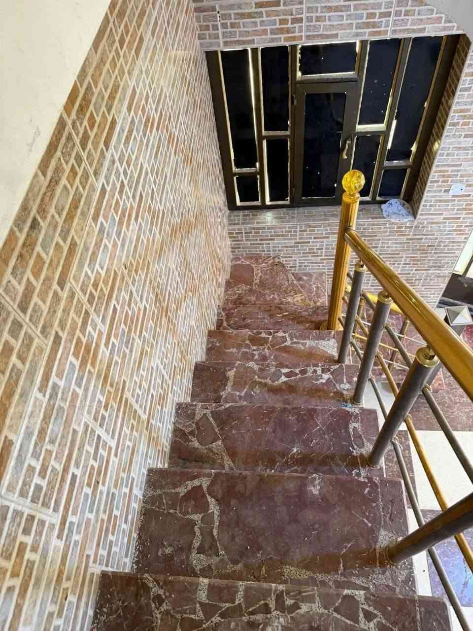 🏠#دار_للآيــــجـــــار
📍 #الموقع: شــــارع 80 كـــربــله  خــلف الــتجــاري او قـرب شـارع شريفه ع

✨ #المواصفات:  
▫️ المساحــــــة //   100م     5 في 20 
  ▫️يــبعـــد عـــن الــشـــارع 100م
..........
🔹 الطابق الأرضي:
_ غرفــــــــه  نـــوم
_ ســويت   
_ هـــول كبير 
_ مطبـــــــخ 
_ مجمــــــــع صحيـــــــــات خـــارجــي 
_ مــنــاور وطــارمه صغيــره 

🔹الطابق العلوي : 
_ غــــــرفتيـــــن نــــوم
_  وهـــــول
_ مجمــــع صحــــيات 
_ سطحيـن 
-----------------------------
📞 للاستفسار والمعاينة: 
الاتصال على الارقام :
***********  ☎️ واتساب  
او مراجعة المكتب 
الحلة _ الكرامة الشارع المشجر مجاور اسواق المطار 1 
--------------------------------
✅ نستقبل جميع عروضكم السكنية 🏠 والتجارية 🏡 بكافة مناطق الحلة 
……………………………
