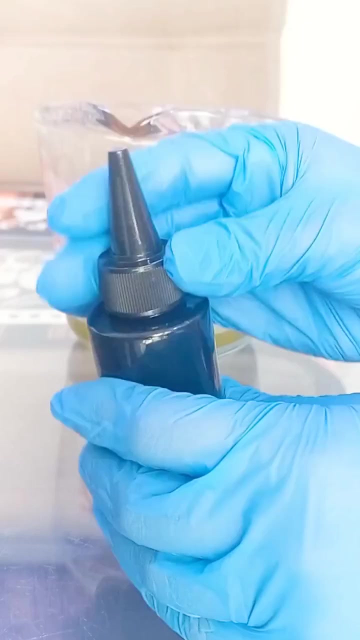 سيروم الشعر العشبي للشعر منخفض المسامية 🌿
إذا شعرك ما يمتص الزيوت ويصير دهني بسرعة…
هذا السيروم معمول حتى يحل هاي المشكلة من أساسها 👇
✔ تركيبة خفيفة وسريعة الامتصاص
✔ ما يترك أي إحساس دهني أو ثقل
✔ يغذي فروة الرأس ويقوي البصيلات
✔ يساعد على تقليل التساقط والنفشة
✔ يعطي لمعان صحي ونعومة واضحة
مصنوع من مزيج أعشاب طبيعية مستخلصة بحمام مائي
حتى نحافظ على أقصى فائدة بدون ما تتلف المكونات 🌿
ومع إضافة مكونات محسّنة للامتصاص
حتى يوصل التغذية داخل الشعرة… مو بس على سطحها ✨
💚 مناسب جدًا للشعر منخفض المسامية
💚 مناسب للاستخدام اليومي أو قبل التصفيف
طريقة الاستخدام:
يوضع مقدار بسيط على فروة الرأس أو أطراف الشعر
ويُدلّك بلطف على شعر نظيف أو رطب
✨ النتيجة: شعر أخف، أنعم، ولمعان طبيعي بدون دهون
📦 متوفر الآن
📩  للحجز أو الاستفسار راسلينا   دايركت #سيروم_شعر
#عناية_بالشعر
#تساقط_الشعر
#تكثيف_الشعر
 #شعر_صحي


**إذا كنت صاحب هذا الإعلان وتريد حذفه لأي سبب، رجاءا أرسل رسالة إلى الدعم الفني**