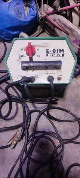 سلام عليكم شباب وشياب الكروب المحترمين عندي مكينه لحيم نوع بلغاري انتاج الثمانينات قطعه نظيفه وبلاديه تشتغل سنكل فيز مكاني بغداد وهذا رقمي للتواصل ***********
