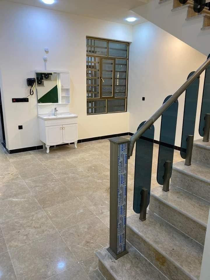 بيت للبيع
📍المشتل _ شارع المطبك _ شارع الزيدي 

المساحة   125 متر   
الواجهه        5  متر 
مدخلين استقبال + مطبخ + غرفة نوم + صحيات+ منور + بالكون خلفي
طابق الثاني  3  نوم + صحيات + بالكون عدد2
الطابق الثالث سطحين + غرفه سندويج مخزن بالسطح 
☎️ ***********
