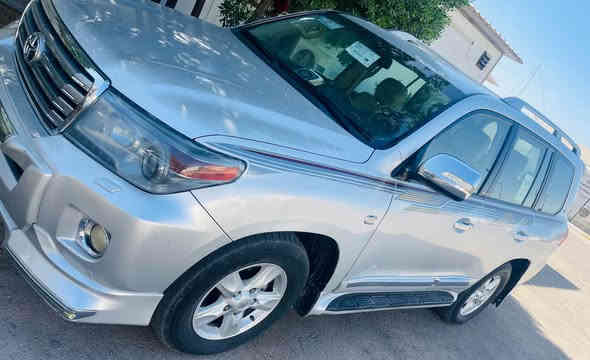 لاندكروز11 ستينية  8 سلندر 5700 رقم بغدادبسمي بيها مكانات صبغ واضح والسونركلشي موضح السعر 285اتصل وتدلل مكان السيارة بغداد حي القاهرة *********** بغداد
