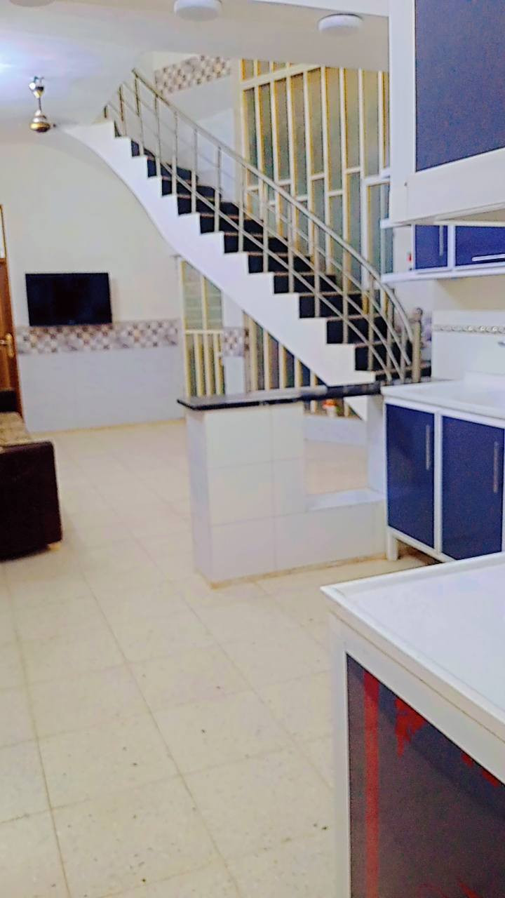 سلام عليكم دار للبيع الأمين الثانيه كاع بيت غلام  115 طابقين 
استقبال +ممشه ضيوف 
مطبخ حار+ مطبخ بارد 
حمامات عدد 3
غرف نوم عدد3
صاله درج 
السطوح عدد 3
بيت كامل مثل ما واضح السعر 115
***********
