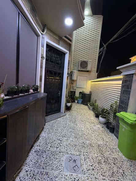 #للبيع_او_المراوس
••••••••••••
تسلسل(أ/٦٢٠)

 🔴🏠#دار_سكن_في_الفلوجة - حي الوحدة(نواب الضباط سابقاً) 
✅ ثلاثة طوابق - طابوق- بناء حديث 
✅ المساحة 100م سند  الواجهة 8.5م   والنزال 12.5م 
وواقع حال 112م 
✅ طابو ملك صرف سكني
✅ شارع 10م تبليط حديث
⭕ يتكون الطابق الارضي من استقبال+ مطبخ  +صالة جلوس+غرفة نوم واحدة  + حمام+ صحيات داخلية وخارجية
⭕ ويحتوي الطابق العلوي على صالة جلوس + غرف نوم عدد2 + حمام وصحيات
⭕ ويحتوي الطابق الثالث على غرفة نوم ومطبخ ومخزن وصحيات
✅مناور 
✅ ارضية الدار كاشي بالكامل 

🚫 الدار موضحة بالصور والتشطيب درجة ممتازة

⛔سعر البيع 200 مليون دينار /تفاوض
 او #مراوس مع دار سكن 200م او 250م في مناطق المعلمين او الشرطة او الضباط او العسكري 
ونرفق صور توضيحية للمشتمل 
 
••••••••••••••••••••••••••••••••••••
⭕ على الراغبين بالشراء زيارتنا في مكتبنا في شارع الثرثار - مقابل جامع سيدنا عثمان
هاتف المكتب :- ***********    ***********
⭕ اوقات الدوام والاجابة على الهاتف:-
من الساعة ٩ صباحا لغاية الساعة ١ ظهرا 
ومن الساعة ٤ عصرا لغاية الساعة ٩ مساءا

@إشارة
