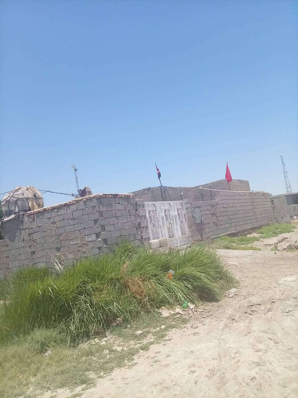 السلام عليكم بيت للبيع في الكوت حي الحكيم الثانيه (قريه سيد شاطي) قريب على الشارع العام المساحه 250 م بيت نضيف ومابيه كل نقص من ناحيه الكهرباء والماء كامل من جميع النواحي يتكون من مطبخ واستقبال وغرفه نوم وصاله جلوس وصحيات خارجيه وبيه حديقه مساحتها ما يقارب ل100 متر كما موضح داخل المنشور للاستفسار الاتصال على الاقارم التاليه متواجد اتصال فقط وبيكم خير وتدللون 
***********
***********(ابو زهراء)
