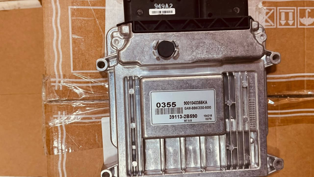 عقل سيارة 

نوع القطعة: وحدة التحكم في المحرك (Engine Control Unit - ECU).
 الموديل الأساسي: Bosch M7.9.8.
 رقم القطعة المصنعي (OEM Part Number): ⁠39113-2B590⁠
 رقم الهوية (ID): ⁠0355⁠
 السيارات المتوافقة: يُستخدم بشكل رئيسي في سيارات كيا (Kia) وهيونداي (Hyundai) المزودة بمحركات 4 سيلندر (مثل محركات 1.6L Gamma). شائع جداً في سيارات مثل:
 هيونداي إلنترا (Hyundai Elantra)
#كيا 
#سيراتو 
#فورتي 
#هيونداي 
#فيرنا 
#أكسنت
 حالة المنافذ: كما يظهر في الصورة الثالثة، يحتوي على منفذين (Plugs)، أحدهما مليء بالدبابيس (Pins) والآخر مخصص كـ (Blank/Socket) حسب ضفيرة السيارة والتجهيزات.


**إذا كنت صاحب هذا الإعلان وتريد حذفه لأي سبب، رجاءا أرسل رسالة إلى الدعم الفني**